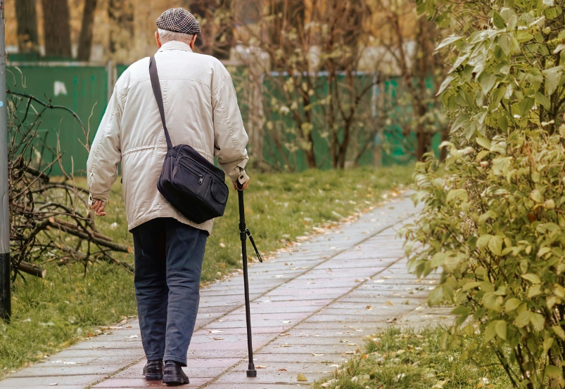 노인분이 지팡이를 짚고 안전하게 걷고 계시는 이미지