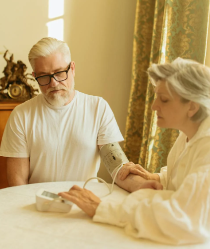 실내에서 혈압을 측정하는 노인분 이미지