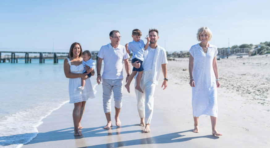 자녀와 부모가 함께 웃으며 산책하는 모습의 이미지