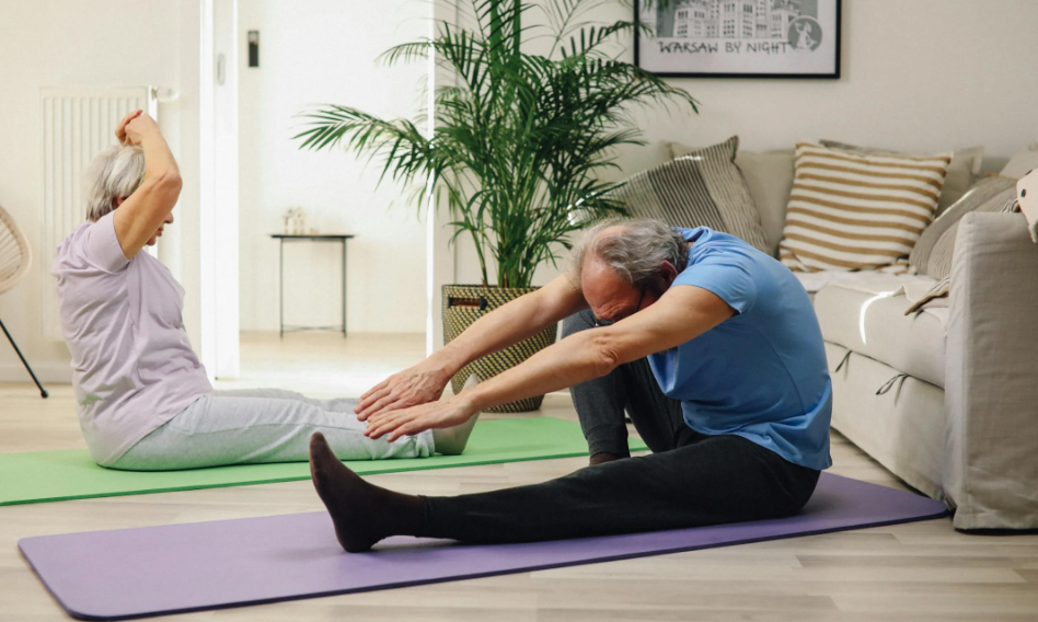 노인이 실내에서 스트레칭을 하는 이미지