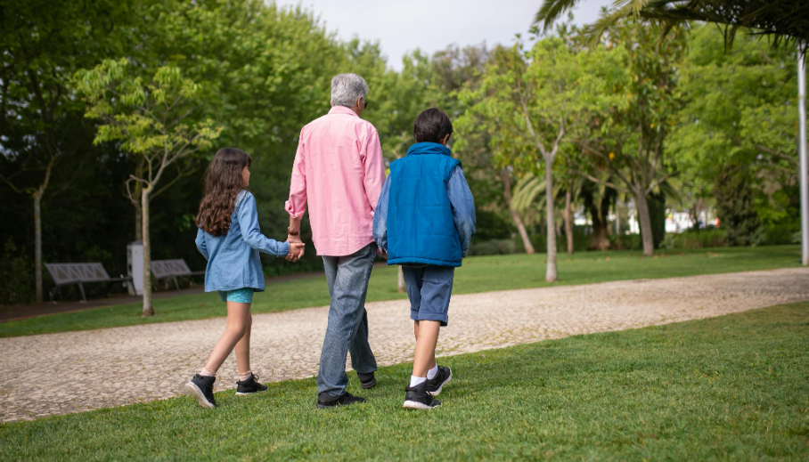 가족과 산책하는 노인의 이미지