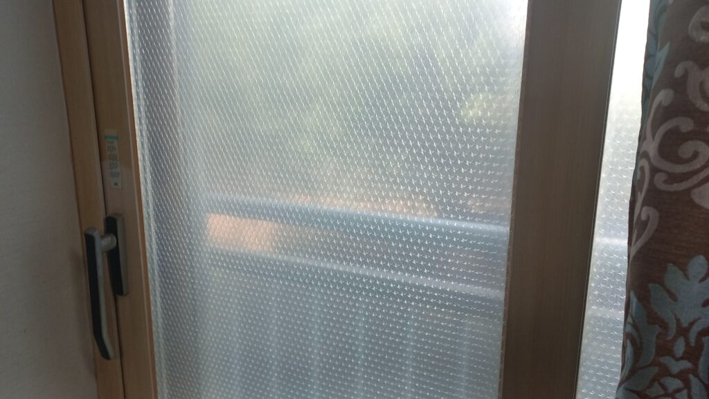 겨울철 한파를 대비해 창문 바람막이를 설치한 이미지