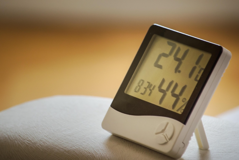노인들 겨울철 건강을 위해 실내 온습도를 측정하는 온습도계 이미지