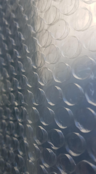 겨울철 온도 유지를 위한 창문 뽁뽁이 이미지