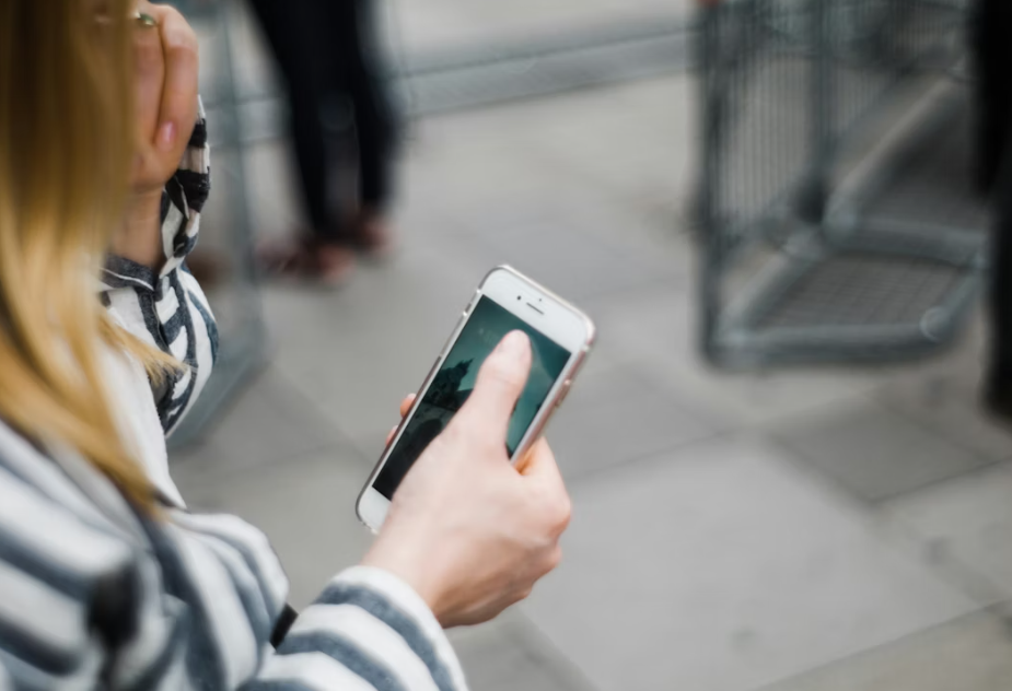 겨울철 부모님께 안부 전화 드리는 이미지