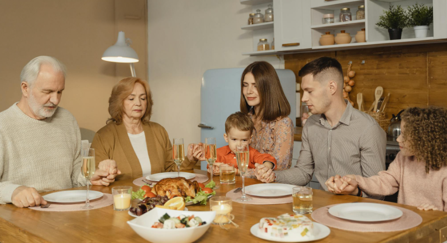 가족이 다같이 모여 식사하는 따스한 이미지