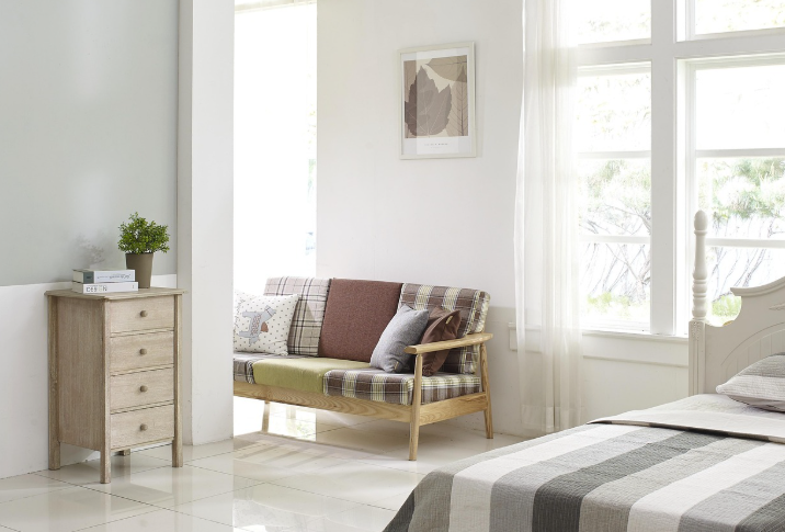 겨울철 실내에서 시간을 관리하기 위한 마음을 다지는 거실의 햇살 사진