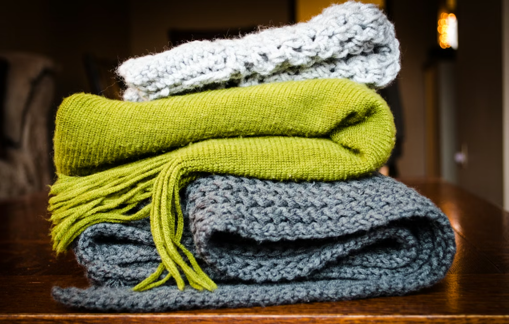 겨울철 외출시 한파에 대비하여 부모님들이 입으시는 두툼한 목도리 사진