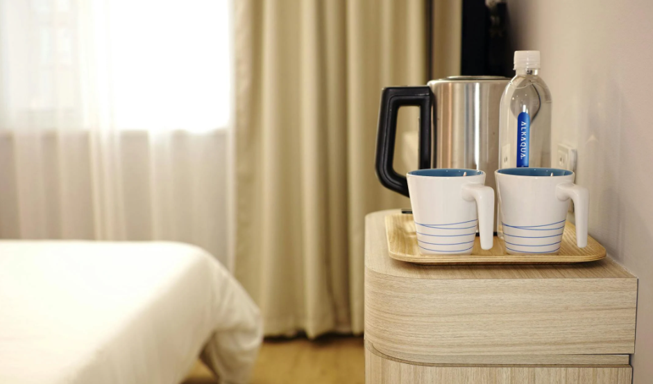 부모님의 수분 섭취를 돕기위한 물병과 컵 사진