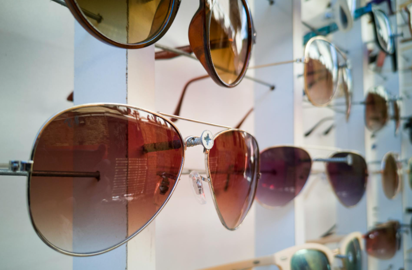 자외선을 차단해 수정체와 망막 노화를 막기 위한 선글라스 사진