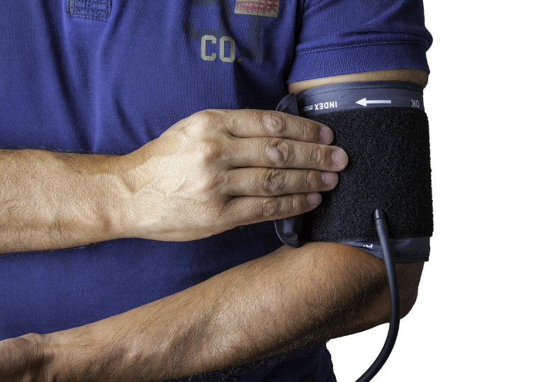 혈압계를 사용해 혈압을 제는 사진