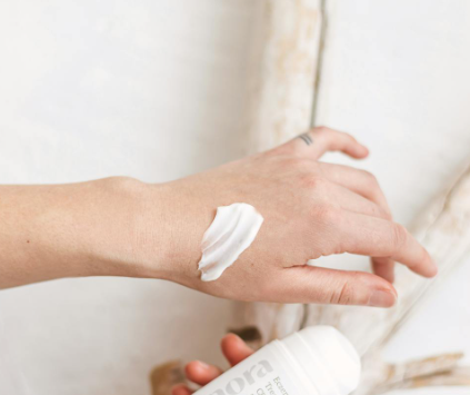 건조한 피부에 보습제를 바르는 손 이미지