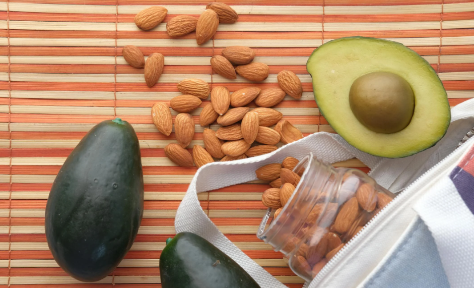 콜레스테롤 수치 낮추는 데 좋은 아보카도와 견과류 이미지