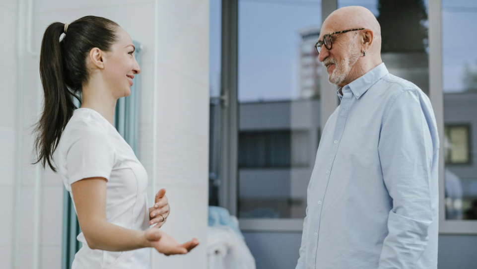자녀와 부모가 눈을 마주치고 다정하게 대화하는 모습 이미지