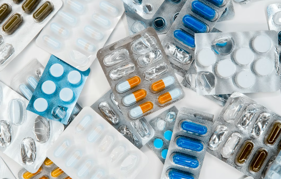 노인들이 복용하시는 정리가 안 된 여러 종류의 알약들 이미지