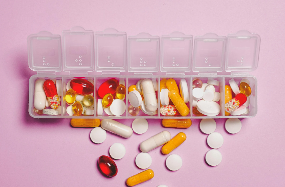 부모님이 복용하시는 여러 종류의 정리된 알약들 이미지