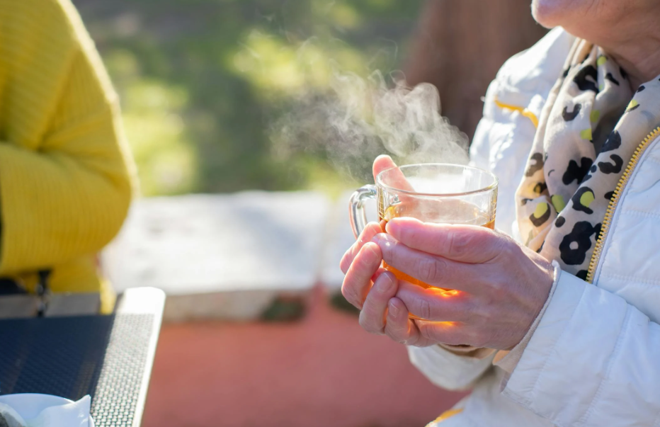 따뜻한 차을 마시는 노인 이미지