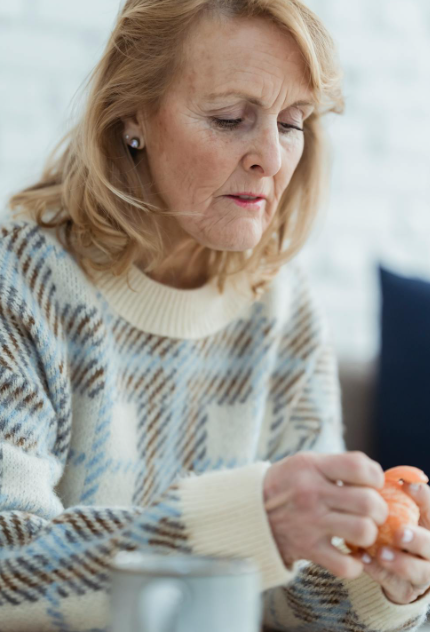 과일을 먹고 있는 노인 이미지