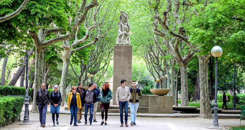 식사 후 다정하게 가족들과 공원에서 산책하는 모습의 이미지