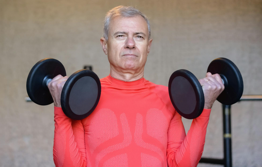 가병운 아령을 들고 운동하시는 노인의 이미지