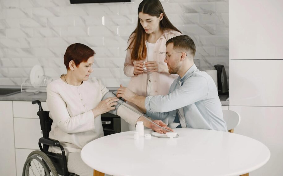 자녀가 부모님의 혈압을 체크해주는 이미지