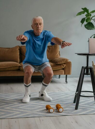 집안 실내에서 가벼운 스쿼드를 하시는 노인 이미지