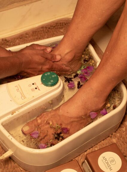 자녀가 부모님의 족욕하는 발을 씻겨드리는 이미지