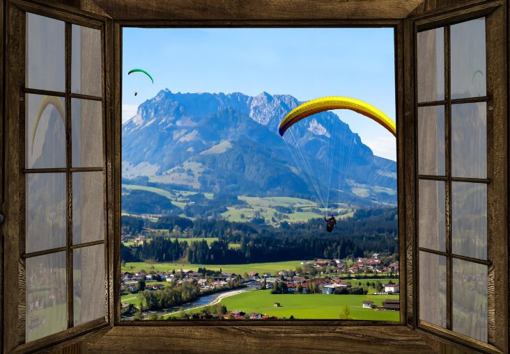 창문을 활짝 열어 환기를 시키며 풍경이 보이는 이미지