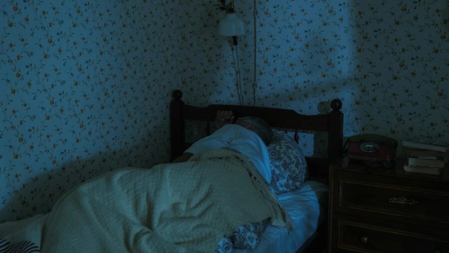 야간에 침실에서 숙면을 취하시는 노인의 모습 이미지