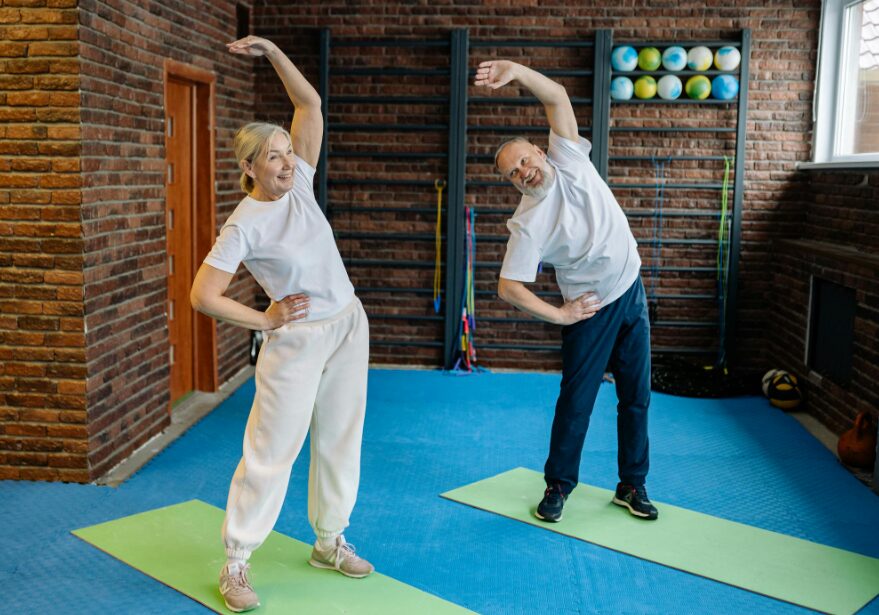 노부부가 집안에서 스트레칭을 즐기는 이미지
