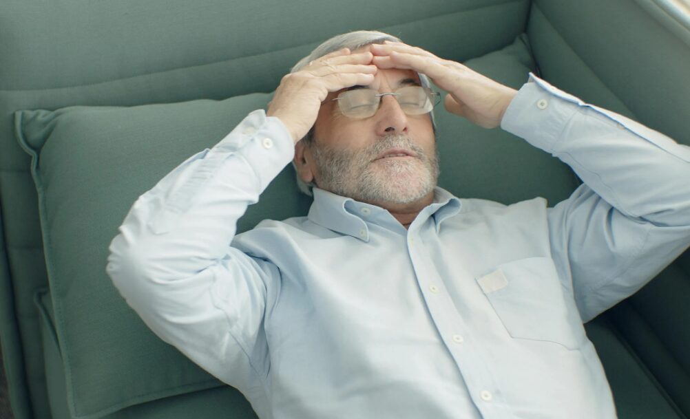 일어나며 어지럼증을 느끼는 노인