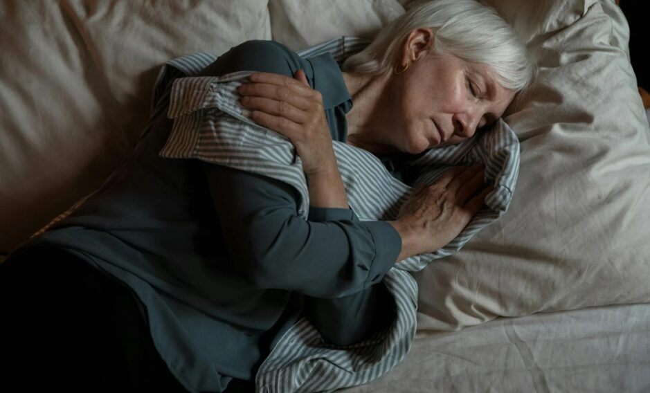 노인성 잠꼬대와 렘수면 행동장애 증상 확인법