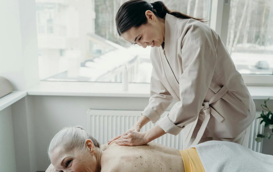 부모님 피부 가려움증 완화를 위한 고보습 관리법