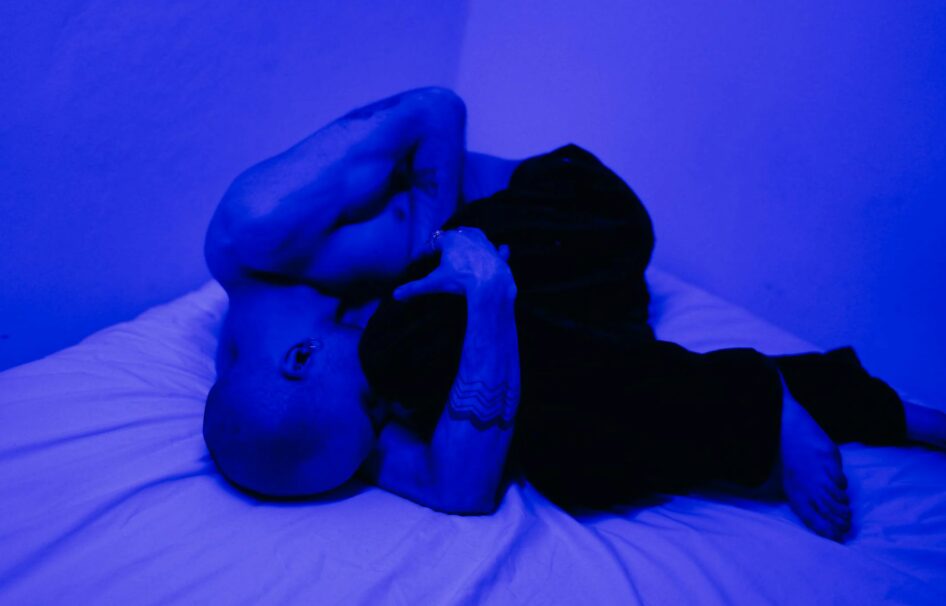 자다 깨서 다리 쥐 증상을 겪는 노인 하지정맥류 환자