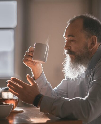 노인 만성 탈수 예방을 위해 미지근한 물 한 잔을 마시는 어르신
