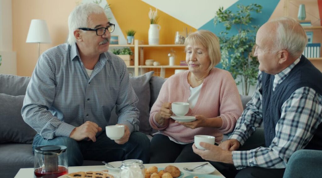 식후에 디저트와 함께 여유롭게 커피를 즐기시는 노인분들 모습