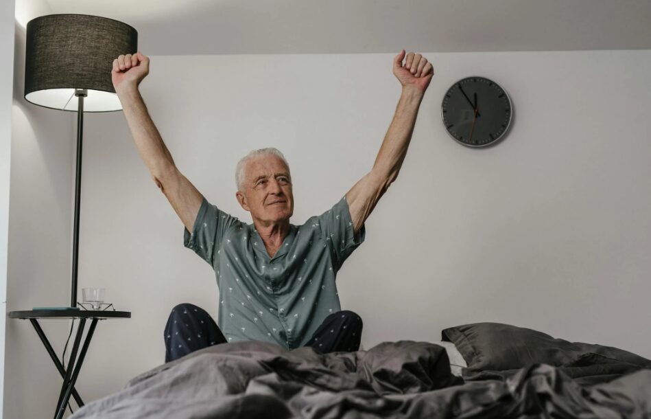 기립성 저혈압 예방을 위해 침대서 천천히 일어나는 방법