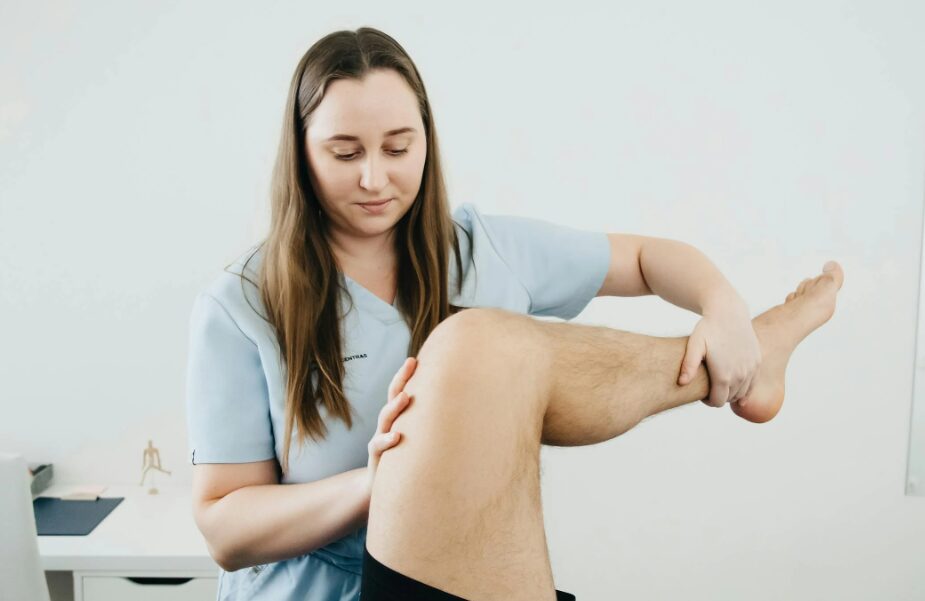 밤중에 다리 경련(쥐)으로 인한 통증때문에 종아리 마사지받는 모습