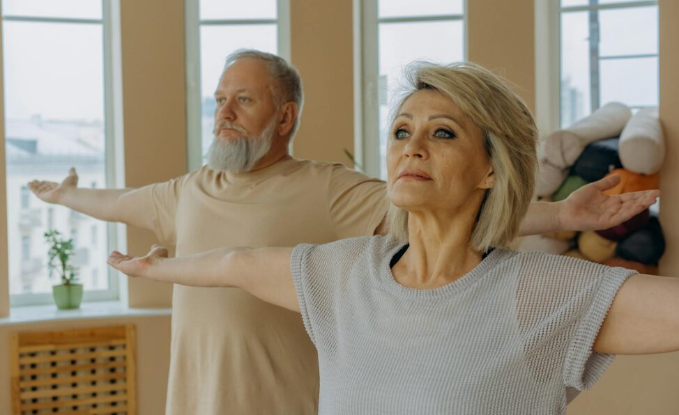 부모님과 함께 가벼운 체조를 하며 즐거워하는 가족