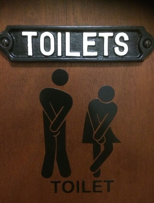 배변 활동에 어려움을 느끼고 속이 불편해 보이는 모습의 이미지