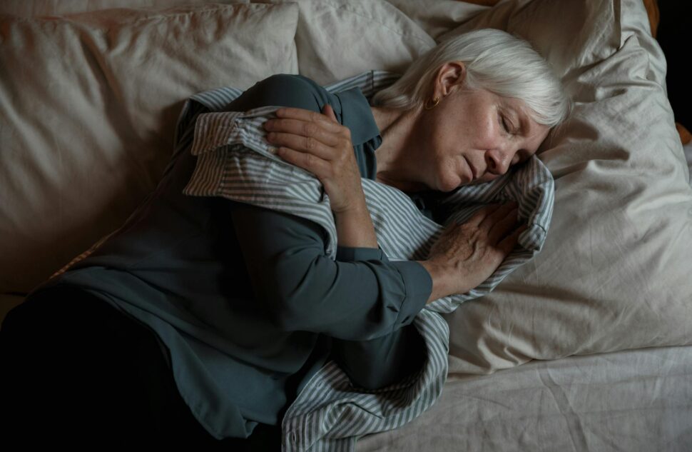 건강을 위해 낮잠을 청하는 편안한 모습의 노인