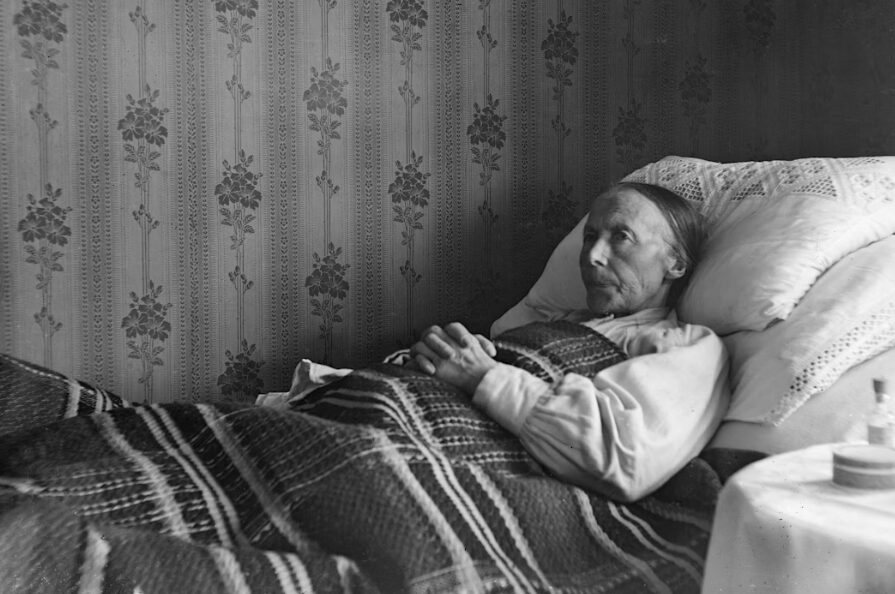 올바른 낮잠 자세를 취하고 있는 노인