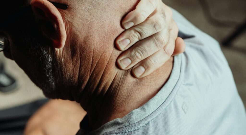 잘못된 베개 높이로 인해 목 통증을 느끼는 노인