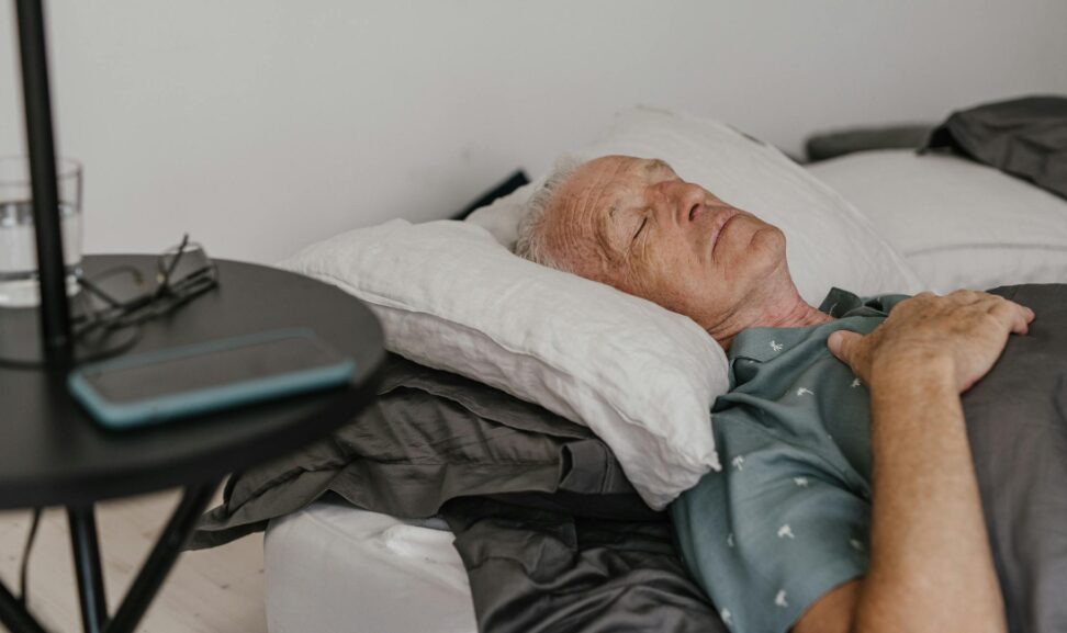 경추의 C자 곡선을 유지해주는 올바른 베개 사용법