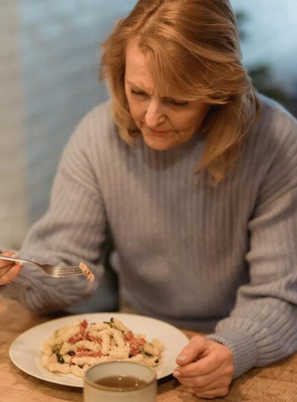 남은 음식을 버리지 못하고 억지로 드시는 어르신의 모습