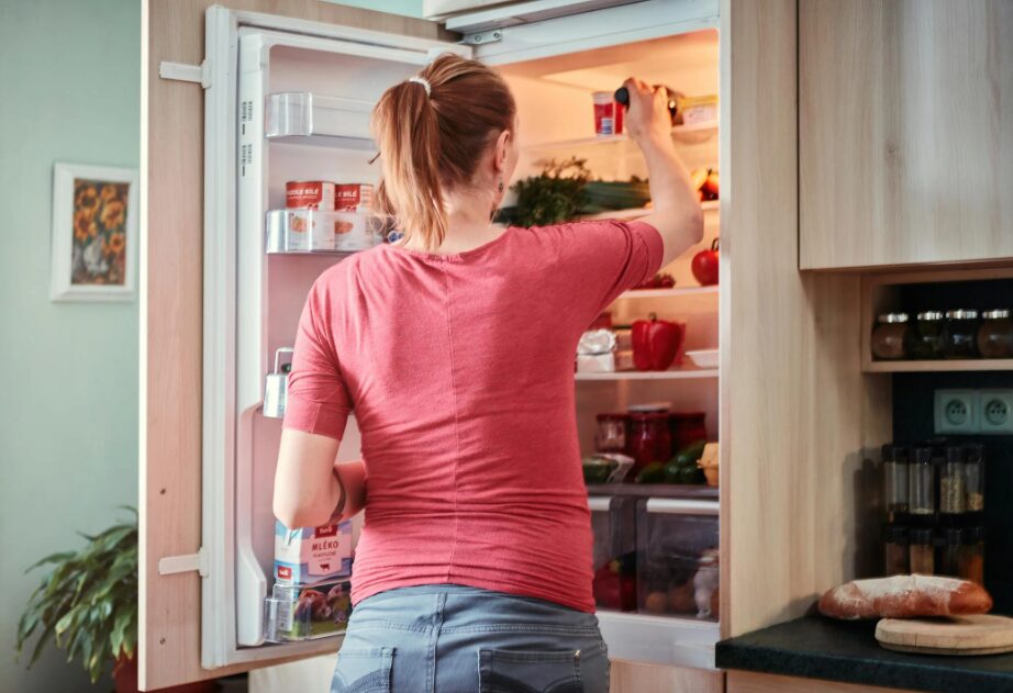 건강을 위해 냉장고 안 오래된 음식을 정리하는 과정