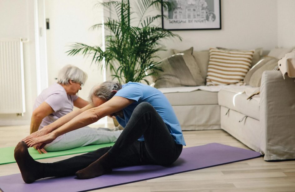 밤중에 자다가 다리 쥐 예방을 위해 스트레칭을 하는 모습