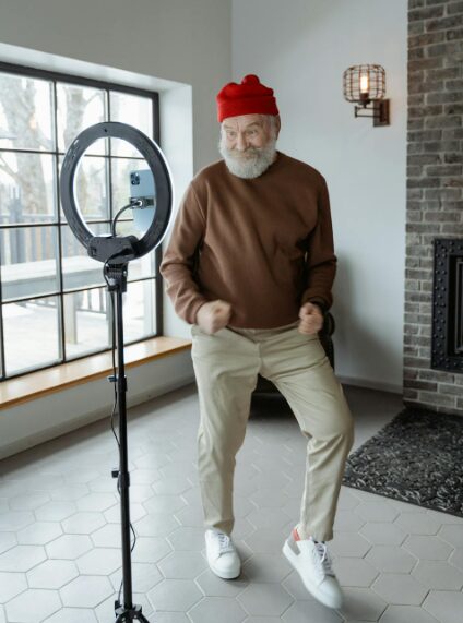 무릎 관절에 좋은 편안한 운동화를 신은 노인