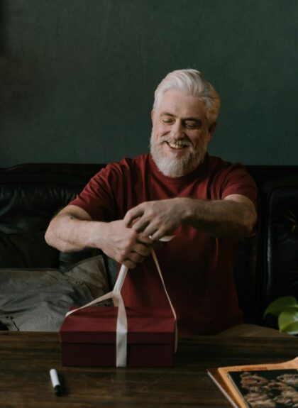 자녀에게 편안한 신발을 선물 받고 행복해하는 어르신