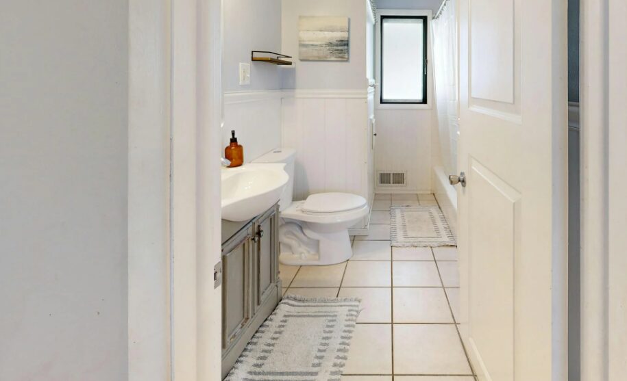 어르신들의 안전을 위해 미끄럼 방지 처리가 완벽하게 된 욕실 내부